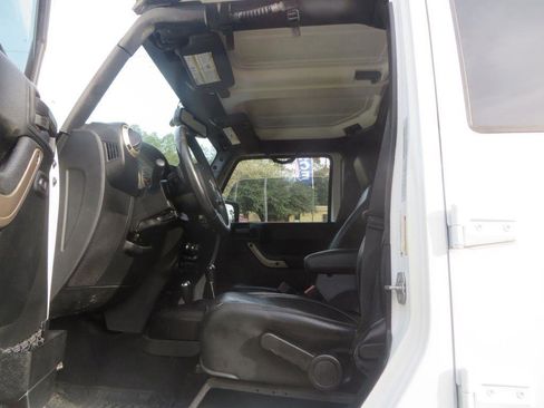 Used 2016 Jeep Wrangler Unlimited Sahara image 9