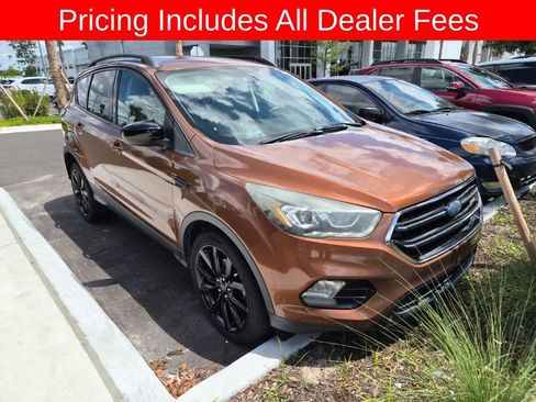 Used 2017 Ford Escape SE w/ Equipment Group 201A FWD image 3