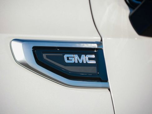 Used 2024 GMC Yukon XL Denali w/ Advanced Technology Package image 27