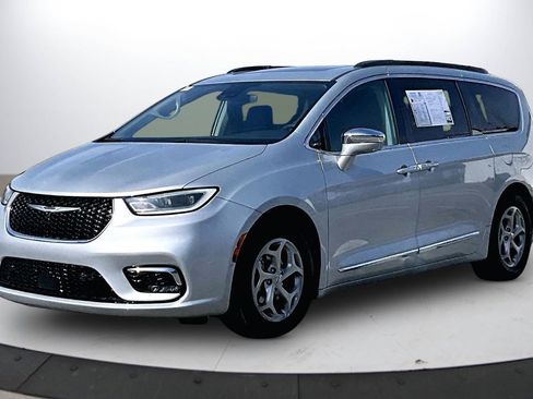 Certified 2022 Chrysler Pacifica Limited image 4