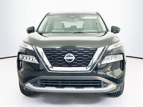 Used 2023 Nissan Rogue SV image 2