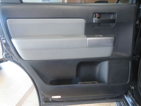 Used 2019 Toyota Sequoia SR5 AWD/4WD image 17