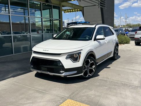 Used 2024 Kia Niro EX Touring image 2