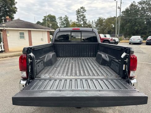 Used 2017 Toyota Tacoma SR5 w/ Tow Package RWD image 9