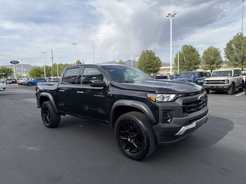 Used 2023 Chevrolet Colorado Trail Boss w/ Technology Package AWD/4WD image 7