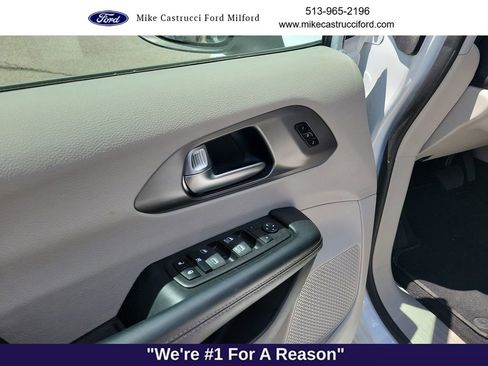 Used 2023 Chrysler Pacifica Touring-L FWD image 26
