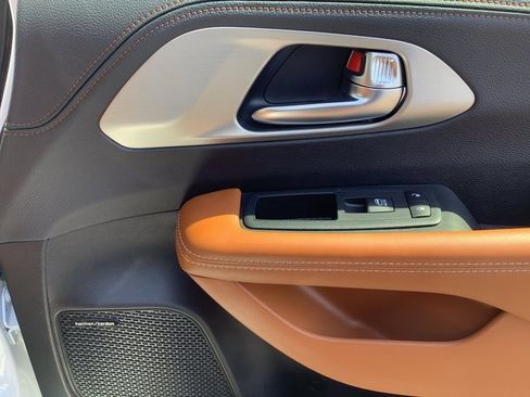 Used 2024 Chrysler Pacifica Pinnacle image 45