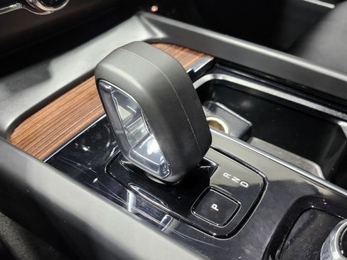 Used 2023 Volvo XC60 B5 Plus image 35