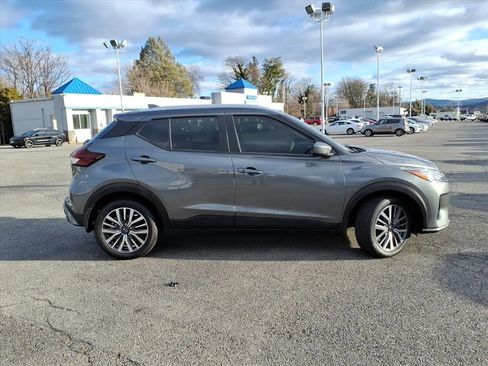 Used 2024 Nissan Kicks SV image 3
