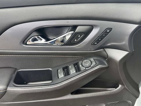 Used 2021 Chevrolet Traverse Premier FWD image 21
