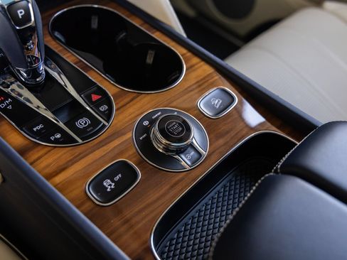 Used 2023 Bentley Bentayga AWD/4WD image 37