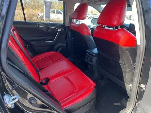 Used 2021 Toyota RAV4 LE image 8