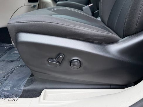Used 2023 Chrysler Voyager LX FWD image 17