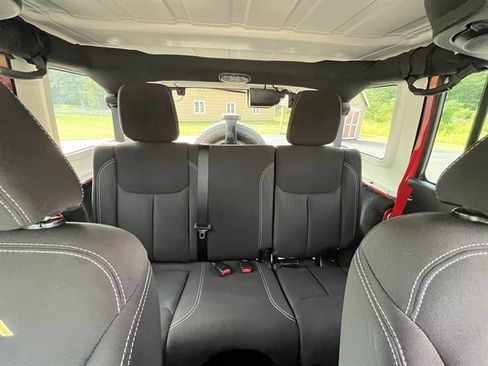 Used 2014 Jeep Wrangler Unlimited Sahara w/ Connectivity Group AWD/4WD image 29
