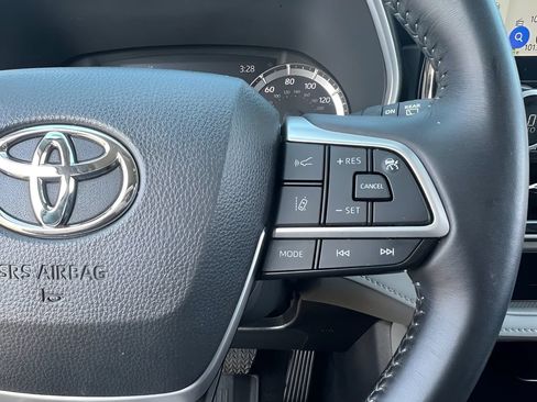 Certified 2024 Toyota Highlander XLE FWD image 23