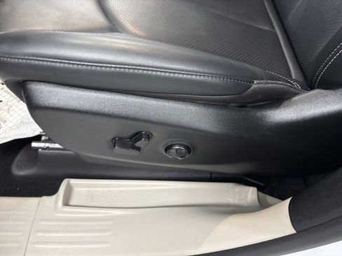 Used 2024 Chrysler Pacifica Touring-L image 18