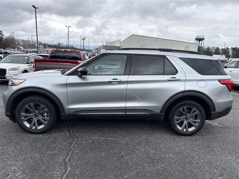 Used 2022 Ford Explorer XLT w/ Equipment Group 202A image 4
