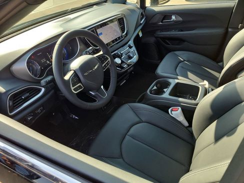 New 2025 Chrysler Voyager LX image 2