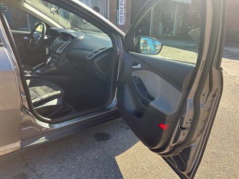 Used 2013 Ford Focus SE w/ SE Winter Pkg image 22