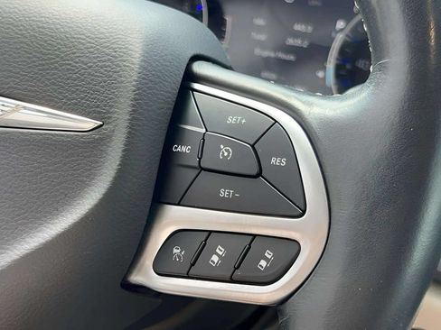 Used 2021 Chrysler Pacifica Touring-L FWD image 16