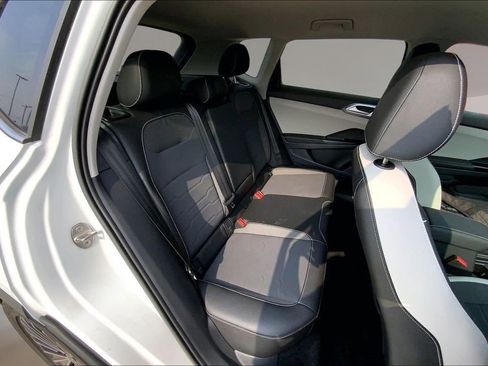 Used 2025 Volkswagen Taos SE FWD image 26