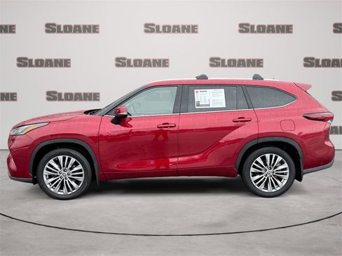 Used 2024 Toyota Highlander Platinum image 2