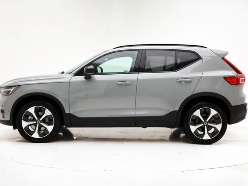 Used 2025 Volvo XC40 B5 Plus image 5