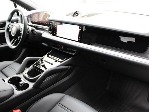 Used 2025 Porsche Cayenne Coupe image 26