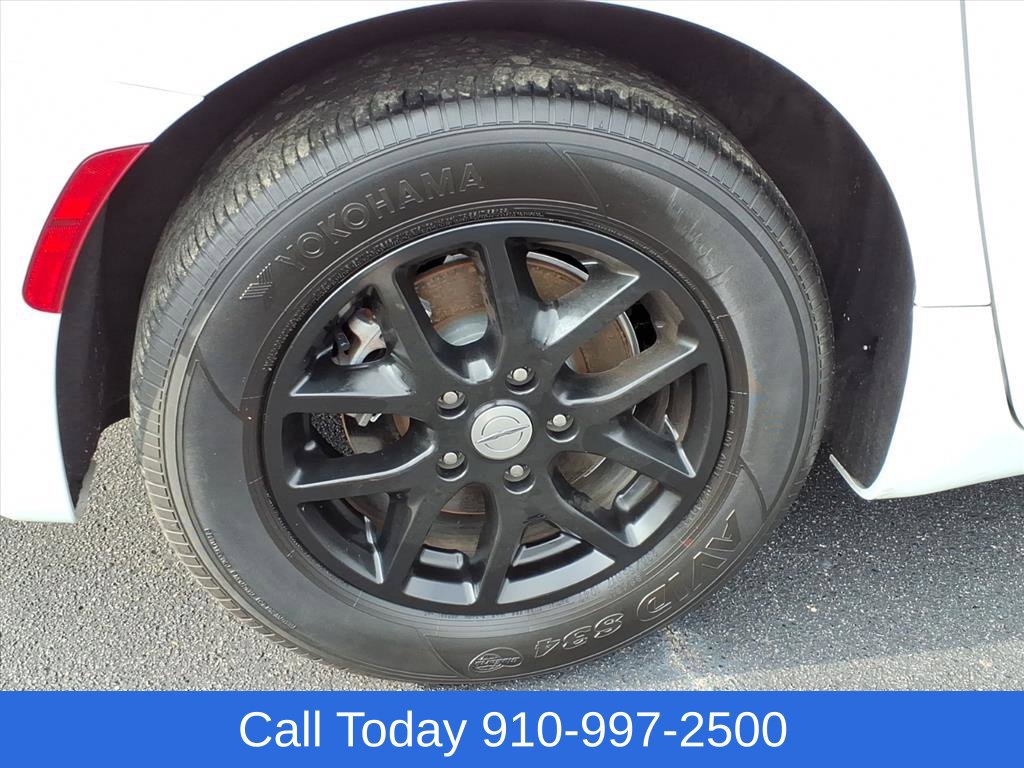 Used 2024 Chrysler Pacifica Touring-L FWD image 8