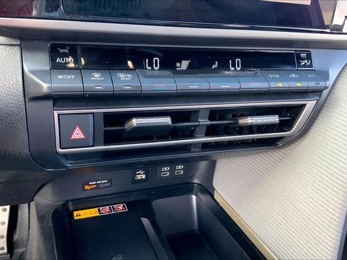 Used 2025 Toyota Camry SE FWD image 32