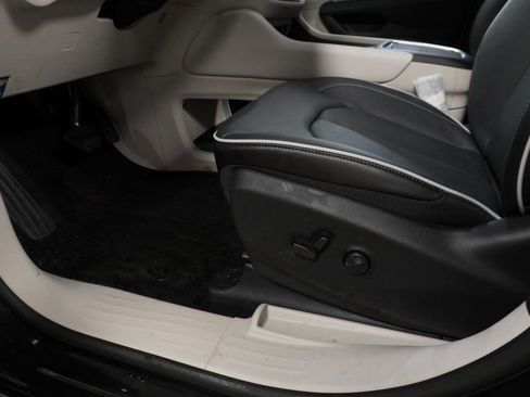 New 2023 Chrysler Pacifica Limited w/ Uconnect Theater Family Group image 31
