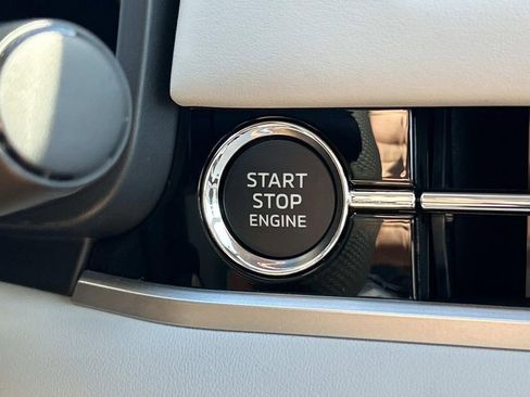 Used 2025 Mitsubishi Outlander SE image 27