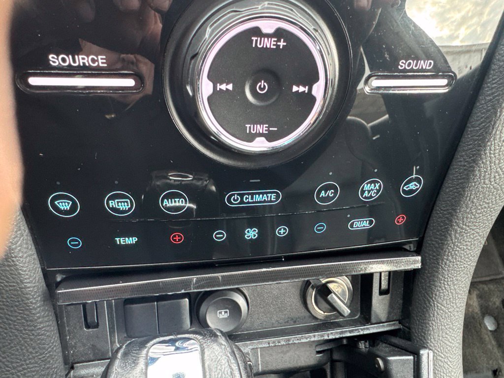 Used 2018 Ford Taurus Limited AWD/4WD image 23