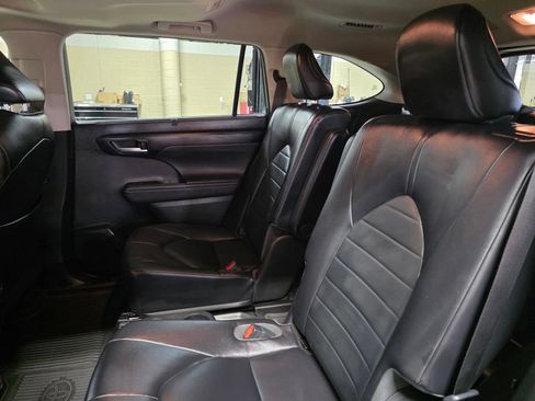Used 2023 Toyota Highlander XLE FWD image 12