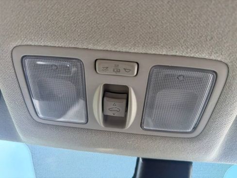 Used 2025 Hyundai Venue SEL FWD image 37