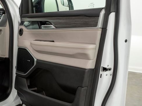 Used 2024 Jeep Wagoneer L Series II image 23