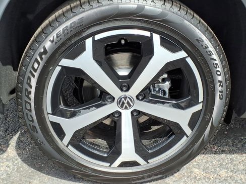 New 2026 Volkswagen Tiguan SE image 7