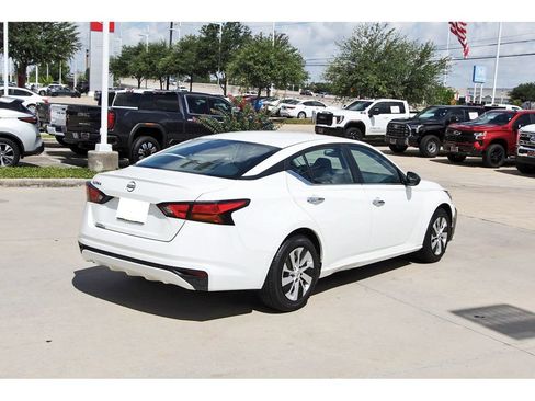 Used 2024 Nissan Altima 2.5 S FWD image 3