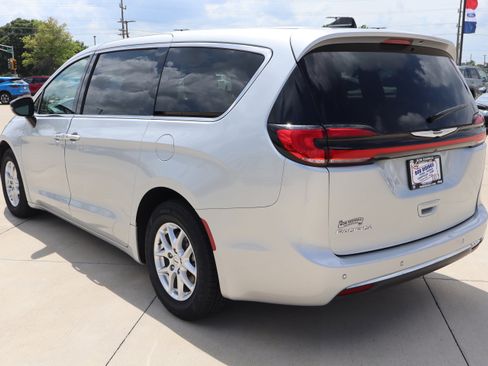 Used 2024 Chrysler Pacifica Touring-L FWD image 7