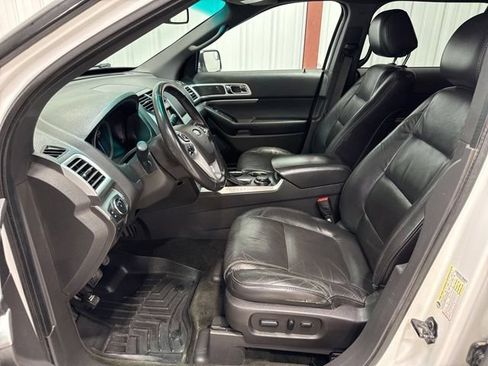 Used 2014 Ford Explorer XLT w/ Equipment Group 202A AWD/4WD image 12