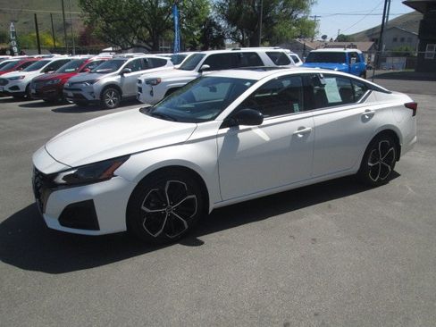 Used 2024 Nissan Altima 2.5 SR w/ SR Premium Package image 3