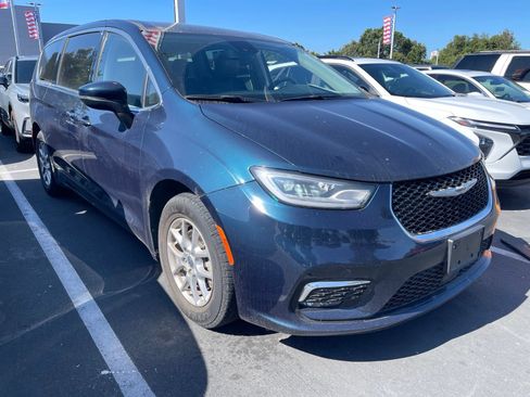 Used 2023 Chrysler Pacifica Touring-L FWD image 1