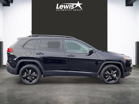 Used 2018 Jeep Cherokee Latitude w/ Altitude Package FWD image 5