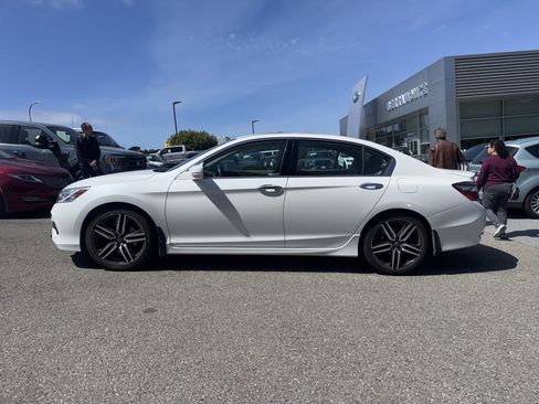 Used 2016 Honda Accord Touring image 4