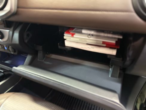 Used 2016 Toyota Tacoma Limited w/ Towing Package image 23