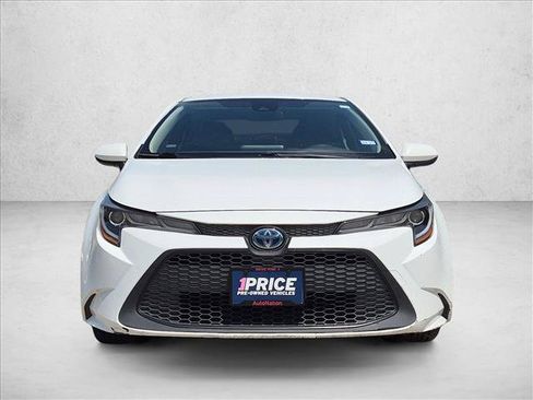 Used 2022 Toyota Corolla LE FWD image 2