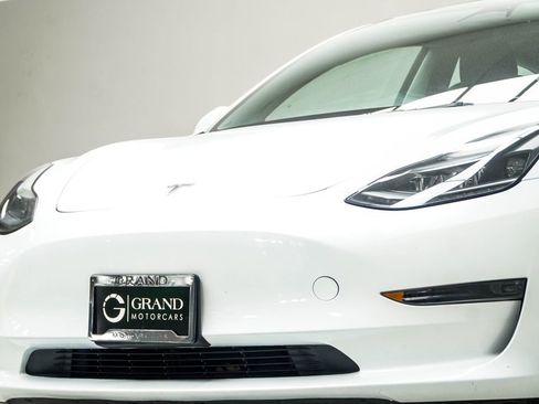 Used 2023 Tesla Model 3 Standard Range image 2