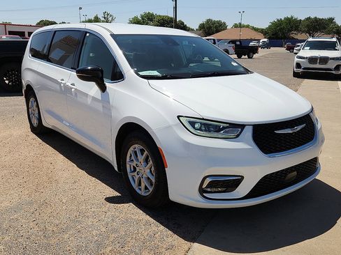Used 2024 Chrysler Pacifica Touring-L FWD image 4