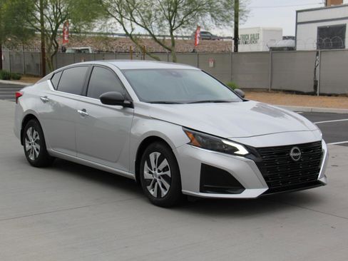 Used 2024 Nissan Altima 2.5 S FWD image 3