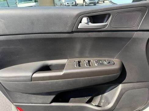 Used 2022 Kia Sportage LX image 34